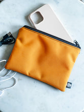 Charger l'image dans la galerie, Grande pochette Meredith | Jaune
