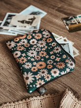 Charger l&#39;image dans la galerie, Grande pochette Meredith | Motifs Marguerites
